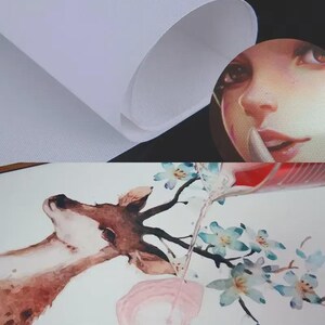 Puede incluir: Impresi&oacute;n en lienzo con el texto "Canvas printing" en la parte superior. La imagen presenta una pintura a la acuarela de la cabeza de un ciervo con flores y el texto "Waterproof and sunproof".