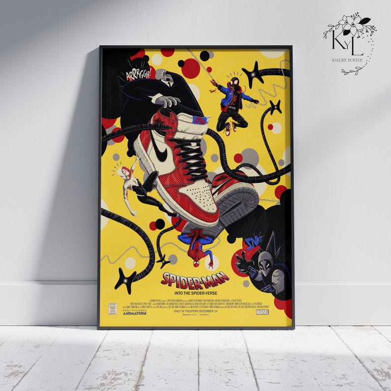 Puede incluir: Un p&oacute;ster enmarcado con una ilustraci&oacute;n vibrante de personajes de Spider-Man y una zapatilla deportiva roja y blanca. La obra de arte tiene un fondo amarillo con detalles en negro y rojo, y el texto "SPIDER-MAN INTO THE SPIDER-VERSE".