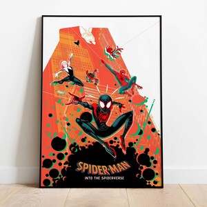 Op de afbeelding: Een ingelijste poster met Spider-Man-personages in actie. Het kunstwerk toont meerdere Spider-Man-figuren tegen een levendige oranje en rode stadsachtergrond. De titel "SPIDER-MAN INTO THE SPIDER-VERSE" is prominent aanwezig.