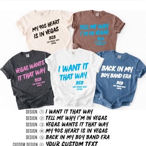 Könnte beinhalten: Fünf kurzärmelige T-Shirts mit Rundhalsausschnitt in Creme, Braun, Anthrazit, Weiß und Blau. Jedes Shirt zeigt Text zu einem Boyband-Thema, darunter Phrasen wie My 90s Heart Is In Vegas, Tell Me Why I'm In Vegas und Back In My Boy Band Era.