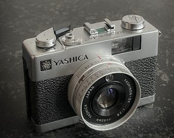Fotocamera compatta analogica Yashica Electro 35 MC con obiettivo Yashinon 40 mm f2.8 ⁕ Fotografia di strada in viaggio