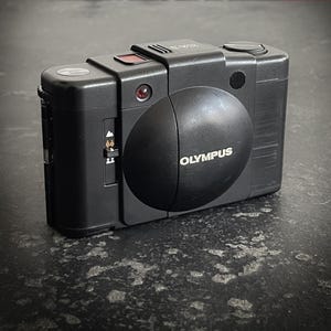 Olympus XA2 –  35mm Kompaktkamera mit Zuiko 35mm Objektiv und Zonenfokussierung