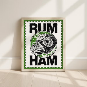 Puede incluir: Impresión enmarcada con borde verde, con las palabras "RUM HAM" en negrita negra. La imagen presenta una ilustración estilizada de jamón con rodajas de piña, dentro de un círculo verde.