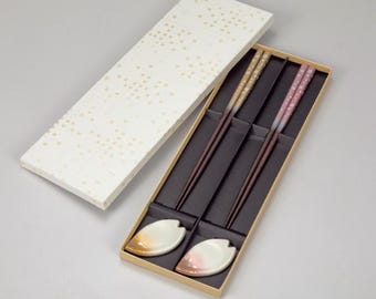Japanse eetstokjes en eetstokjessteun – Sakura Design, geschenkverpakking, Made in Japan (2 paar)