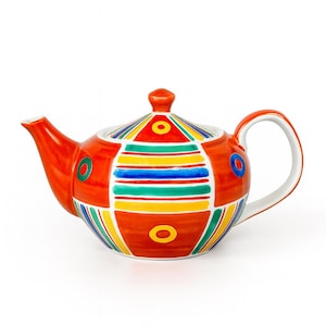 Könnte beinhalten: Eine lebhaft bemalte Keramik-Teekanne mit Deckel. Die Teekanne ist hauptsächlich orange mit bunten geometrischen Mustern in Gelb, Blau, Grün und Rot. Sie hat einen weißen Griff und Ausguss sowie einen kleinen Knopf auf dem Deckel.