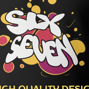 以下が含まれることがあります： 黒い背景に、白のグラフィティ風の文字で「SIX SEVEN」と書かれています。文字は黒で縁取られています。テキストは、紫と黄色のデザインの上にあり、黄色の円があります。テキストの下には「HIGH QUALITY DESIGN」と他のテキストがあります。