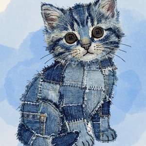 Könnte beinhalten: Digitale Illustration einer sitzenden Katze mit einem Jeans-Patchwork-Design. Die Katze hat Knopfaugen und Schnurrhaare, vor einem blauen Aquarellhintergrund. Der Text unten lautet "HIGH QUALITY DESIGN" und Download-Details.