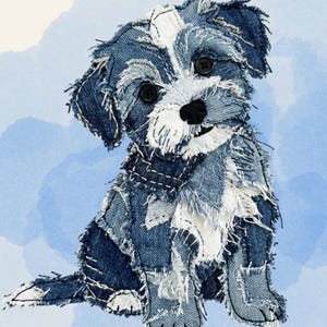 Op de afbeelding: Digitale illustratie van een zittende hond gemaakt van denim patches. De hond heeft knoopogen en een zwarte neus. De achtergrond heeft een blauwe aquarel wassing. Tekst onderaan luidt "HIGH QUALITY DESIGN" en bestandsdetails.