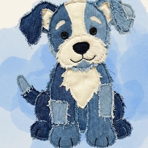 Op de afbeelding: Een handgemaakte stoffen hond gemaakt van denim stof. De hond heeft patches van verschillende denimtinten, met een wit en beige gezicht en oren. De tekst "HIGH QUALITY DESIGN" staat onderaan, met digitale downloadinformatie.