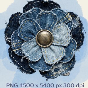 Könnte beinhalten: Ein digitaler Download einer mehrschichtigen Blume aus blauem Jeansstoff mit ausgefransten Kanten und gelben Nähten. Ein metallischer bronzefarbener Knopf befindet sich in der Mitte. Text: DIGITALER DOWNLOAD, PNG 4500 x 5400 px 300 dpi, PNG DESIGN - NO SEWING PATTERN.
