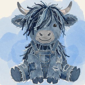 Könnte beinhalten: Ein Stofftier einer Highland-Kuh aus Jeansstoff. Die Kuh hat zotteliges blaues Jeansfell, kleine Hörner und trägt eine Jeans-Latzhose. Der Text "HIGH QUALITY DESIGN" und "DIGITALER DOWNLOAD" ist enthalten.