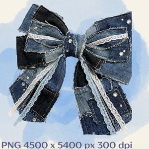 Könnte beinhalten: Ein digitaler PNG-Download eines großen Schleifendesigns aus Patchwork-Denim in verschiedenen Blautönen. Die Schleife hat ausgefranste Kanten, weiße Spitzenborte, dünne silberne Ketten und kleine klare Strasssteine. Text: DIGITALER DOWNLOAD, PNG 4500 x 5400 px 300 dpi, PNG DESIGN - NO SEWING PATTERN.