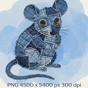 Puede incluir: Una descarga digital que muestra un ratón de patchwork hecho de varios tonos de tela vaquera azul. El ratón tiene dos botones de color marrón oscuro como ojos y bigotes finos. Texto: DIGITALER DOWNLOAD, PNG 4500 x 5400 px 300 dpi, PNG DESIGN - NO SEWING PATTERN.