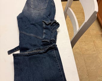 Fashion nova jeans with big pockets on the side.         size small