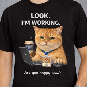Camiseta divertida de Comfort Colors® con diseño de gato en el trabajo, camiseta "Mira, estoy trabajando", camiseta con humor de oficina con gatos, regalo para programadores, regalo para trabajadores de oficina.