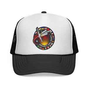Peut inclure: Une casquette trucker blanche et noire avec un écusson circulaire sur le devant. L'écusson présente un motif spatial avec un vaisseau, un éclat solaire et le texte "PROJECT HAIL MARY" entouré par une bordure de divers drapeaux nationaux.