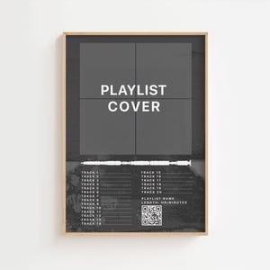Puede incluir: Impresión enmarcada con las palabras "PLAYLIST COVER" en blanco sobre un fondo gris oscuro. La impresión incluye una lista de pistas, un código QR y un gráfico de onda de sonido. El marco es de color marrón claro.