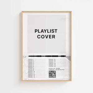 Op de afbeelding: Een ingelijste print met de woorden "PLAYLIST COVER" in vette zwarte letters. Daaronder een golfvormige afbeelding en een lijst met nummers. De print zit in een licht houten frame en hangt aan een witte muur.