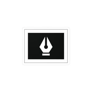 Puede incluir: Una pegatina cuadrada con un icono de plumilla blanca sobre fondo negro, enmarcada por un borde blanco. El diseño es sencillo y gráfico, adecuado para artículos de papelería o diseño.