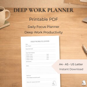 以下が含まれることがあります： 「DEEP WORK PLANNER」のテキストが入った、白の印刷可能なPDFのディープワークプランナー。「Printable PDF」、「Daily Focus Planner」、「Deep Work Productivity」の文字。毎日の集中力、目標、振り返りのためのセクションが含まれています。A4、A5、USレターサイズで利用可能。