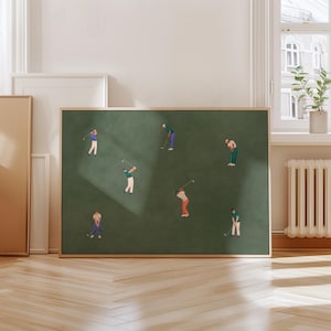 Puede incluir: Una impresión artística enmarcada que representa una escena de campo de golf con varios golfistas en acción. La obra de arte tiene un fondo verde con figuras con diferentes atuendos de colores. El marco es de color madera clara y el estilo general es minimalista.