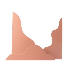 Può includere: Una scultura astratta di carta in una calda tonalità pesca. Il design presenta forme organiche a strati, che ricordano montagne o colline stilizzate, creando profondità. L'opera d'arte è ambientata su uno sfondo bianco pulito. La scultura è di carta.
