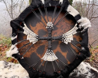 Bellissimo tamburo sciamanico Falcon da 16 a 24 pollici / tamburo fatto a mano in pelle di mucca pelosa con battente incluso.