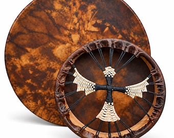 Handgjord shamantrumma av buffelhud, askträram, falkdesign, meditationsinstrument, slagträ ingår