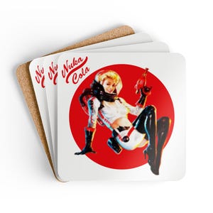 Op de afbeelding: Set van vierkante onderzetters met een retro pin-up girl in een ruimtepak, die een rode fles vasthoudt tegen een rode cirkel achtergrond. Het Nuka Cola-logo is afgebeeld. De onderzetters hebben een wit oppervlak en een kurken achterkant.