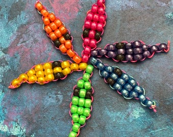 Kandi Worms pärlfärgade ponnypärlor på regnbågssnöre