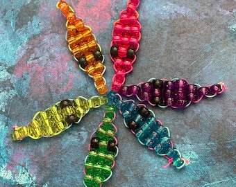 Kandi Worms Genomskinliga Ponnypärlor på Regnbågssnöre