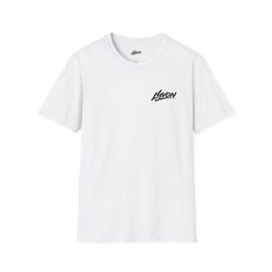 Peut inclure: Un t-shirt blanc à manches courtes avec un logo graphique noir sur la poitrine gauche portant l'inscription LYVON dans une police manuscrite stylisée. Le même logo est imprimé en noir sur l'étiquette intérieure du col rond du vêtement.