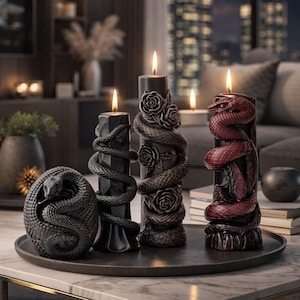 Puede incluir: Colección de velas decorativas con diseños de serpientes y rosas. Las velas son negras y burdeos, con llamas encendidas. Una vela presenta una serpiente enrollada, mientras que otras tienen serpientes entrelazadas con rosas.