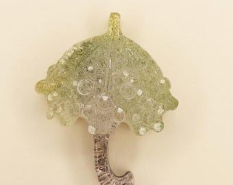 Broche de paraguas con textura de burbujas hecho a mano, joyería de resina verde salvia, broche de estilo cottagecore caprichoso
