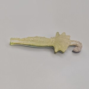 Broche de paraguas cerrado, alfiler de resina hecho a mano, joyería verde salvia, regalo elegante para un día lluvioso, estilo cottagecore. imagen 6