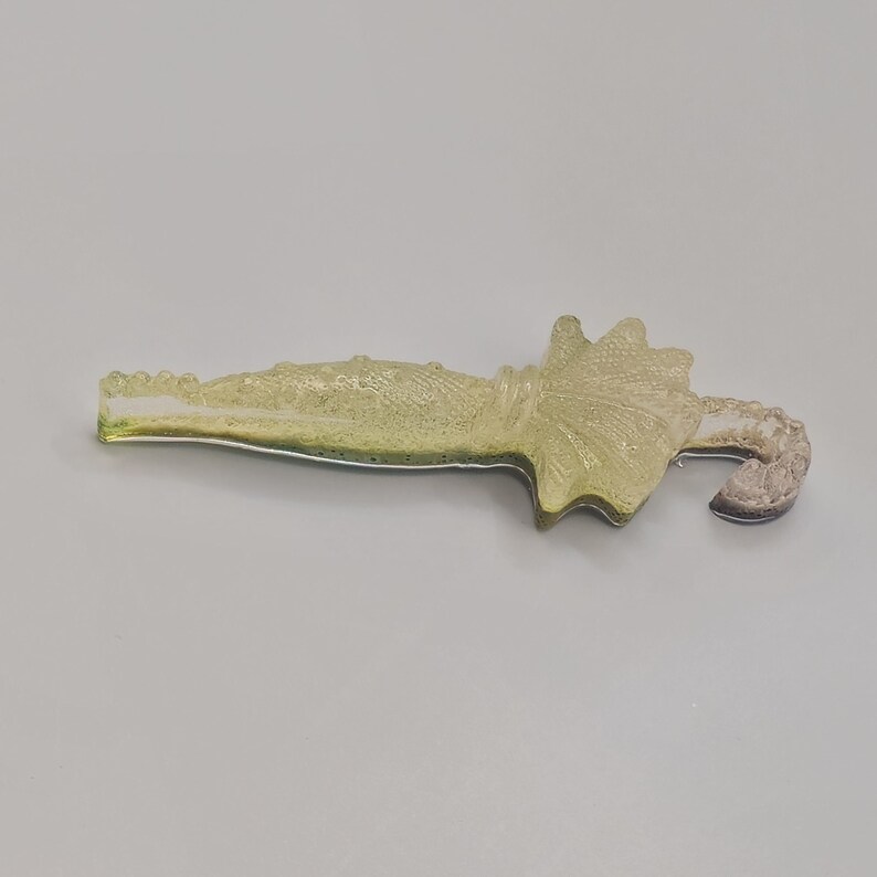 Broche de paraguas cerrado, alfiler de resina hecho a mano, joyería verde salvia, regalo elegante para un día lluvioso, estilo cottagecore. imagen 6