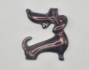 Abstracte teckelbroche – handgemaakte hondenpin van hars, accessoire chocolademarmer