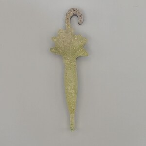 Broche de paraguas cerrado, alfiler de resina hecho a mano, joyería verde salvia, regalo elegante para un día lluvioso, estilo cottagecore. imagen 4