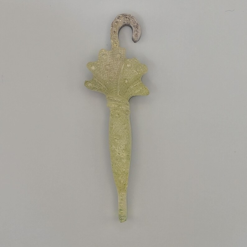 Broche de paraguas cerrado, alfiler de resina hecho a mano, joyería verde salvia, regalo elegante para un día lluvioso, estilo cottagecore. imagen 4