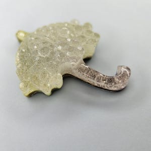 Handgemaakte paraplubroche met bubbeltextuur, saliegroene harssieraden, grillige cottagecore-pin afbeelding 4