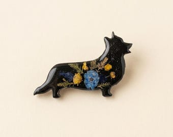 Black Corgi Brooch with Real Dried Flowers – Botanical Resin Dog Jewelry