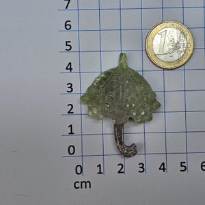 Handgemaakte paraplubroche met bubbeltextuur, saliegroene harssieraden, grillige cottagecore-pin afbeelding 3