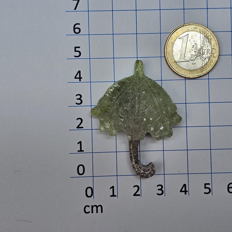 Handgemaakte paraplubroche met bubbeltextuur, saliegroene harssieraden, grillige cottagecore-pin afbeelding 3