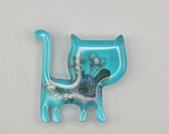 Turquoise Cat Brooch with Real Flowers – Botanical Resin Pin – Cat Lover Jewelry