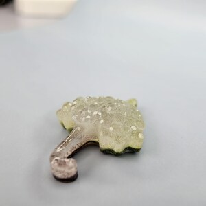 Handgemaakte paraplubroche met bubbeltextuur, saliegroene harssieraden, grillige cottagecore-pin afbeelding 5