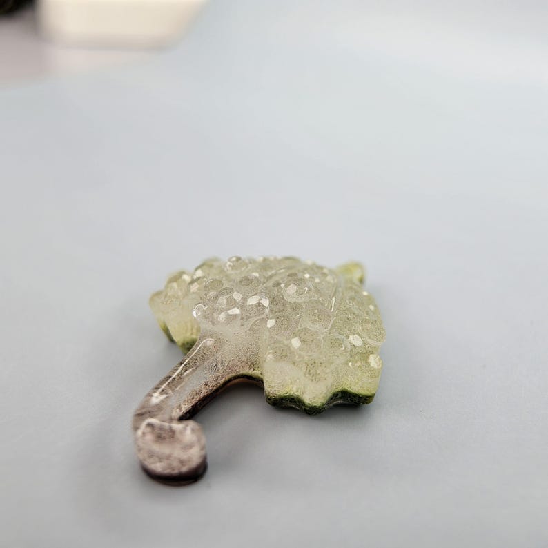 Handgemaakte paraplubroche met bubbeltextuur, saliegroene harssieraden, grillige cottagecore-pin afbeelding 5