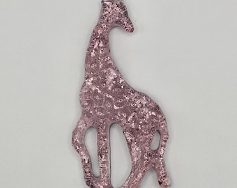 Broche abstracte harsgiraf – rozebeige gemarmerde safaridierenspeld