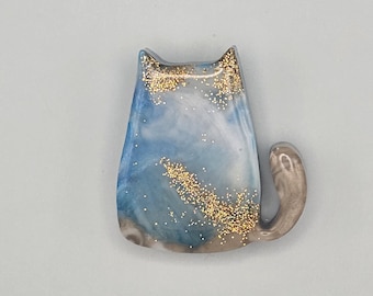 Abstracte hars kattenbroche – Blauwgouden glitter silhouetspeld – Minimalistische sieraden