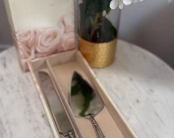 Zestaw deserowy IOB Vintage Lenox Forevermore, 2 elementy – posrebrzany serwer do ciasta i nóż ze wzorem w kształcie serca.