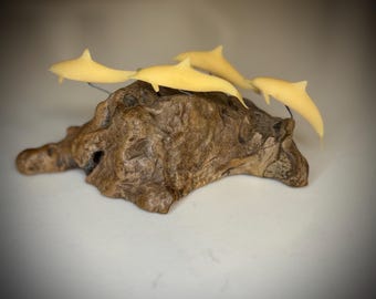 Rzeźba delfina Johna Perry'ego Pellucida na podstawie z drewna bukowego – 4 figurki delfinów